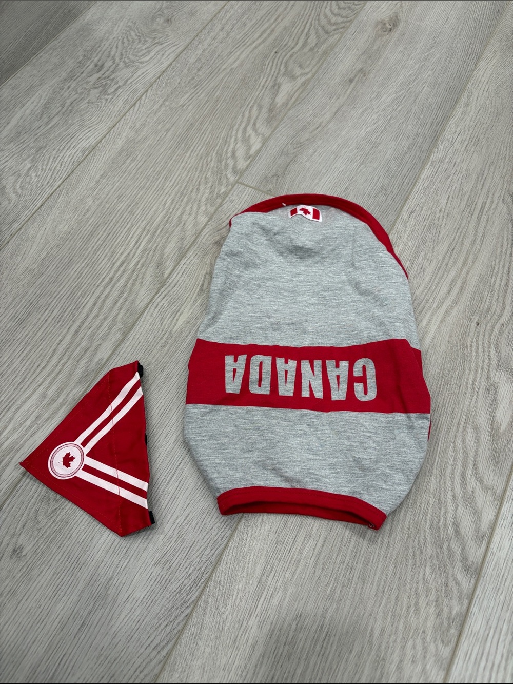 Canada Grey & Red dog top size M Euc